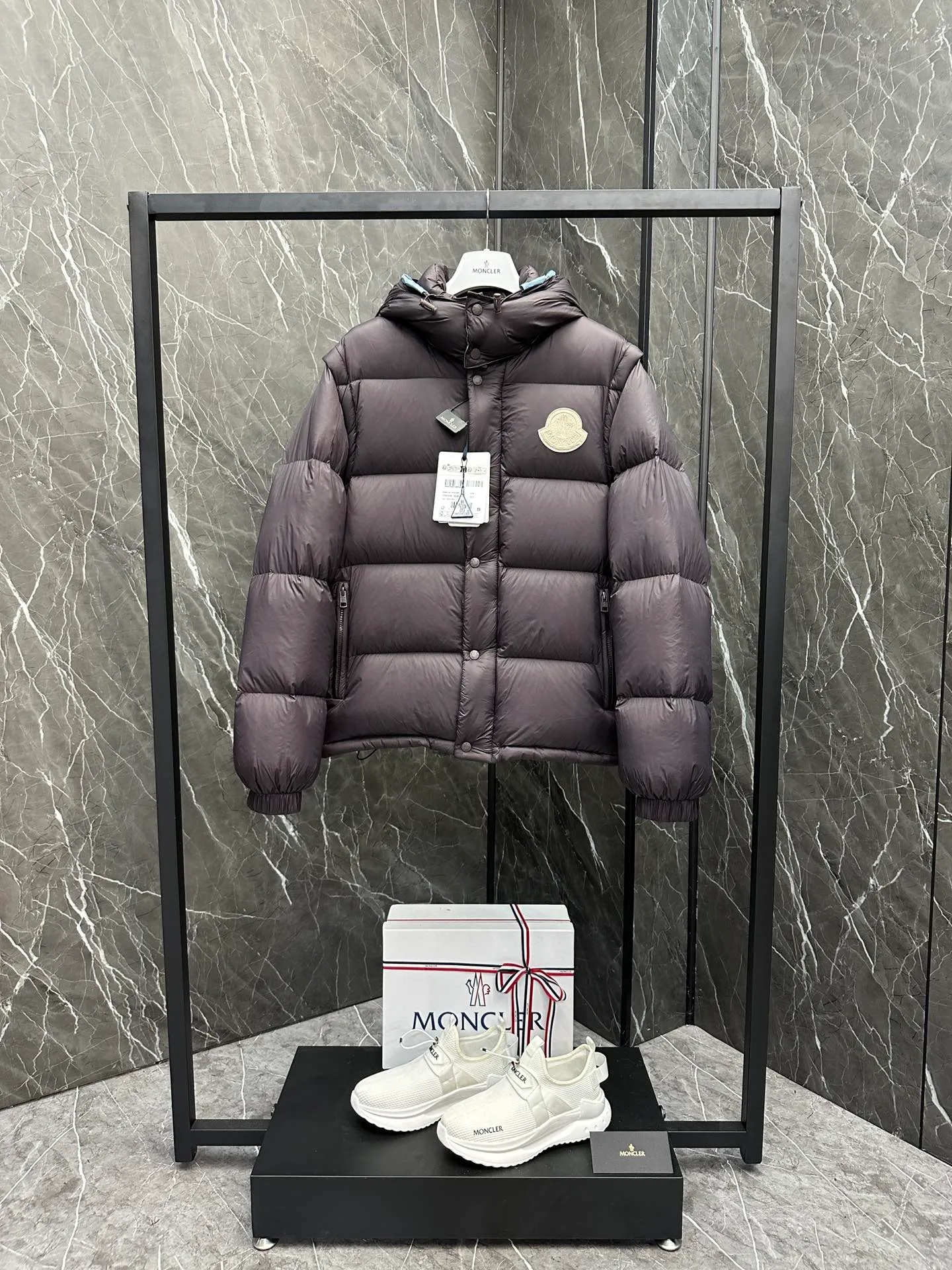 ⬆️Moncler Cyclone . ⚠️ ， 320 ➕， . / / / / . Cyclone ， 。 Cyclone 80 Classic ， 。 ， ， 。 。 • •Nylon laqué • • • • • • Size : 1-5 Black Navy Blue baby Blue . D 9888055780